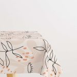 Siyah Krem Renkli Modern Siluet Desenli Dijital Baskılı Masaörtüsü CGH1099-MS