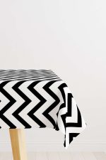 Siyah Beyaz Zigzag Desenli Dijital Baskılı Masaörtüsü OTYK516-MS